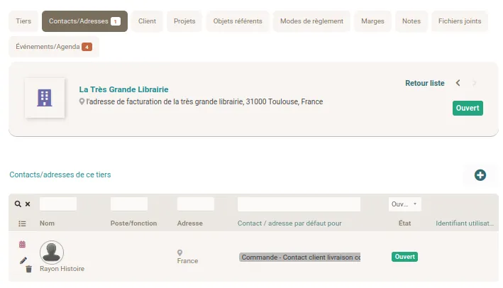 une fiche client avec plusieurs contacts